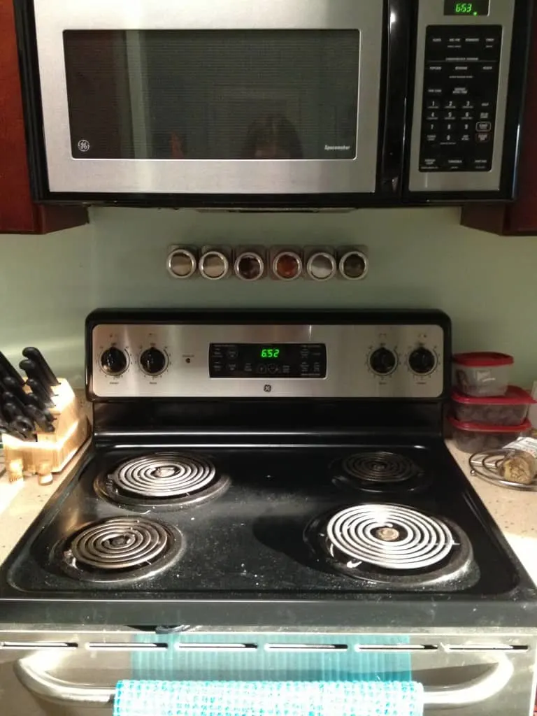 A photo of the position of the magnetic spice rack, just above the cooker. 
