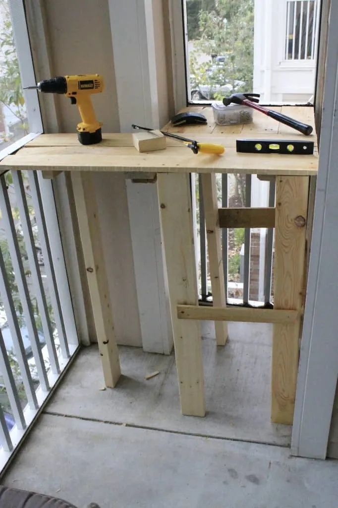 A photo of a work station build out of pallet wood. 