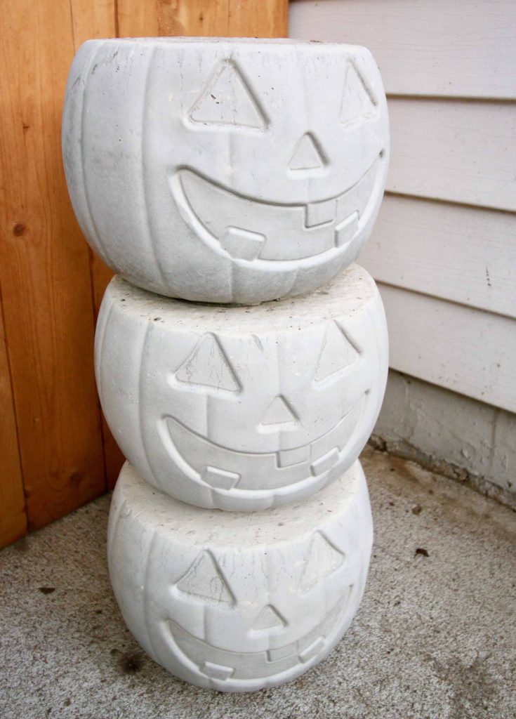 Spooky Halloween Porch Decor via Charleston Crafted