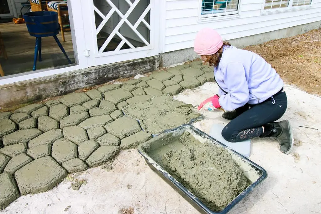 How to make a QUIKRETE WalkMaker stone look concrete patio via Charleston Crafted