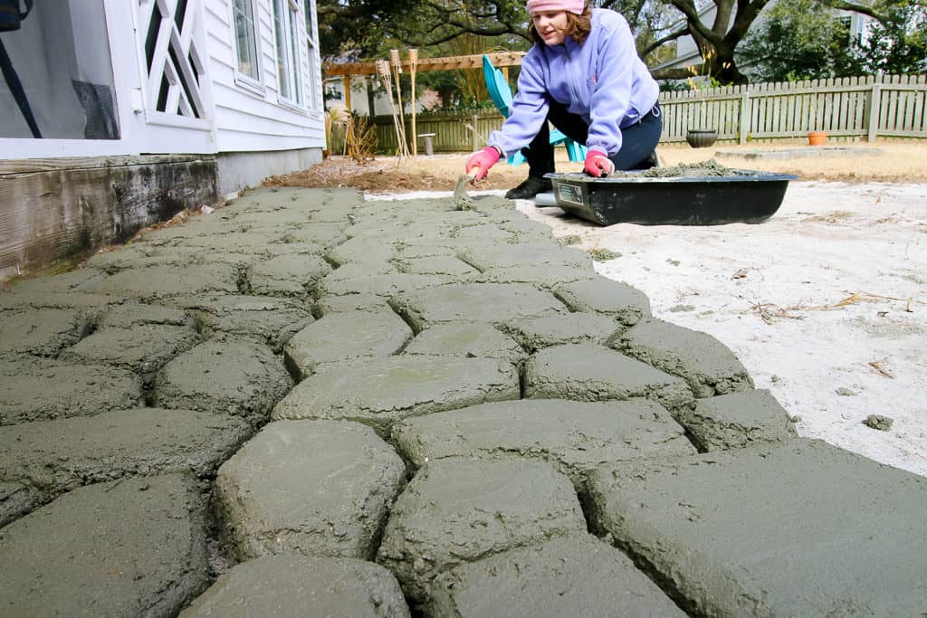 How to make a QUIKRETE WalkMaker stone look concrete patio via Charleston Crafted