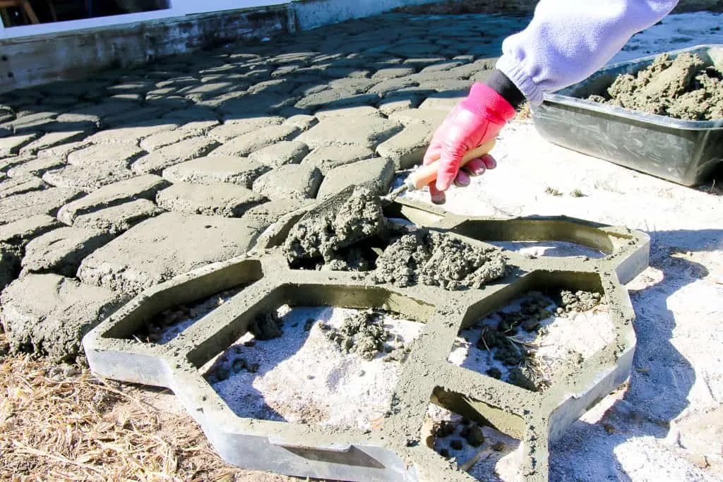 How to make a QUIKRETE WalkMaker stone look concrete patio via Charleston Crafted