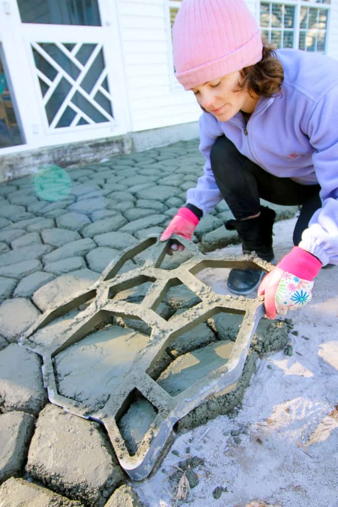 How to make a QUIKRETE WalkMaker stone look concrete patio via Charleston Crafted