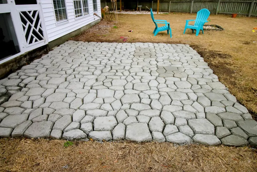 How to make a QUIKRETE WalkMaker stone look concrete patio via Charleston Crafted