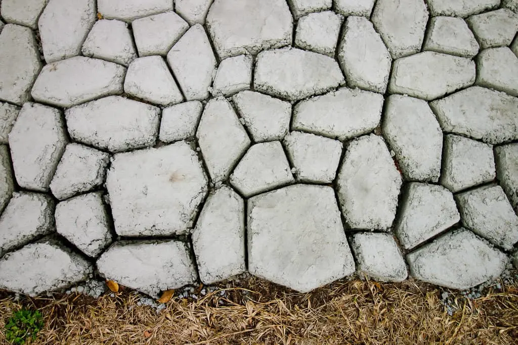 How to make a QUIKRETE WalkMaker stone look concrete patio via Charleston Crafted