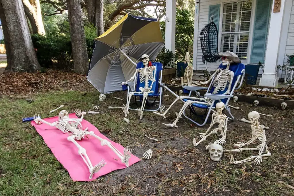 Skeleton Beach Day - a funny Halloween yard display