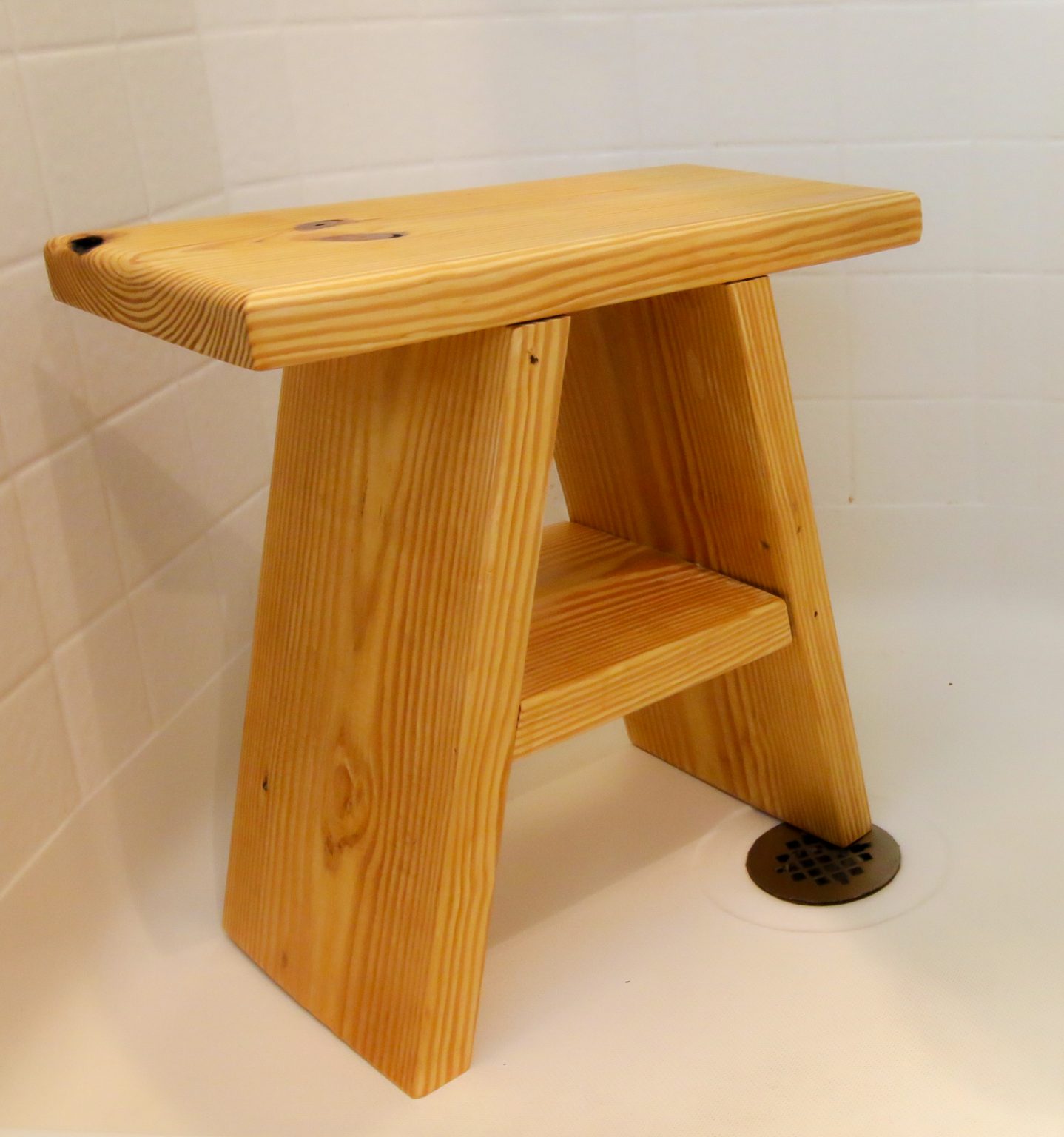DIY wooden shower stool - FREE PDF Plans!