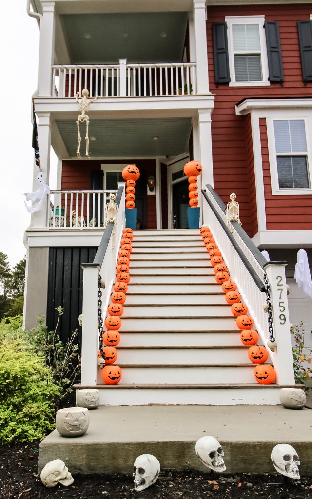 DIY Halloween pumpkin and skeleton porch and steps decor ideas