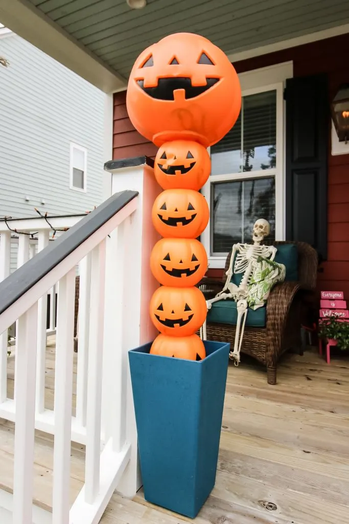 DIY plastic pumpkin halloween topiaries