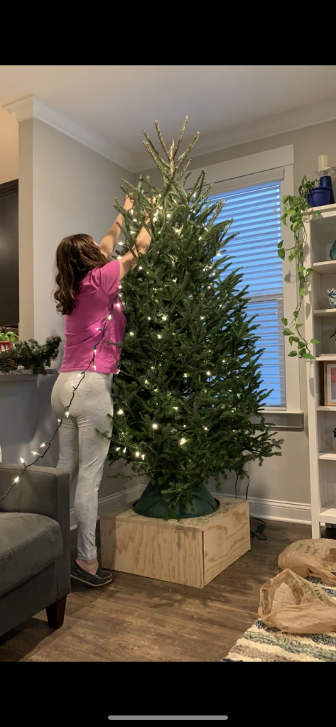 how to hang christmas tree lights vertically