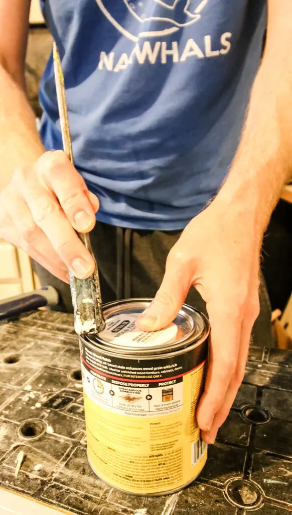 how to close a can of woodstain with a screwdriver