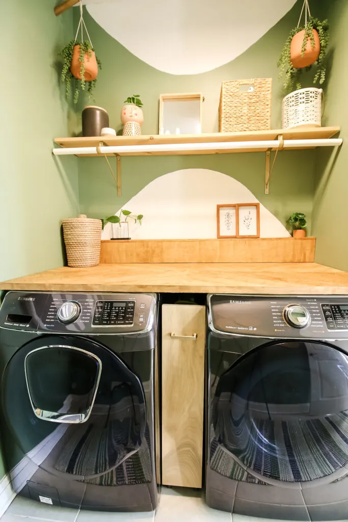 Straight on picture of laundry room