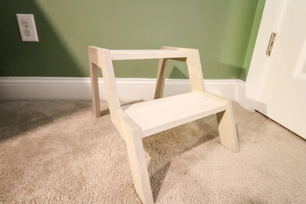 Final picture of modern step stool