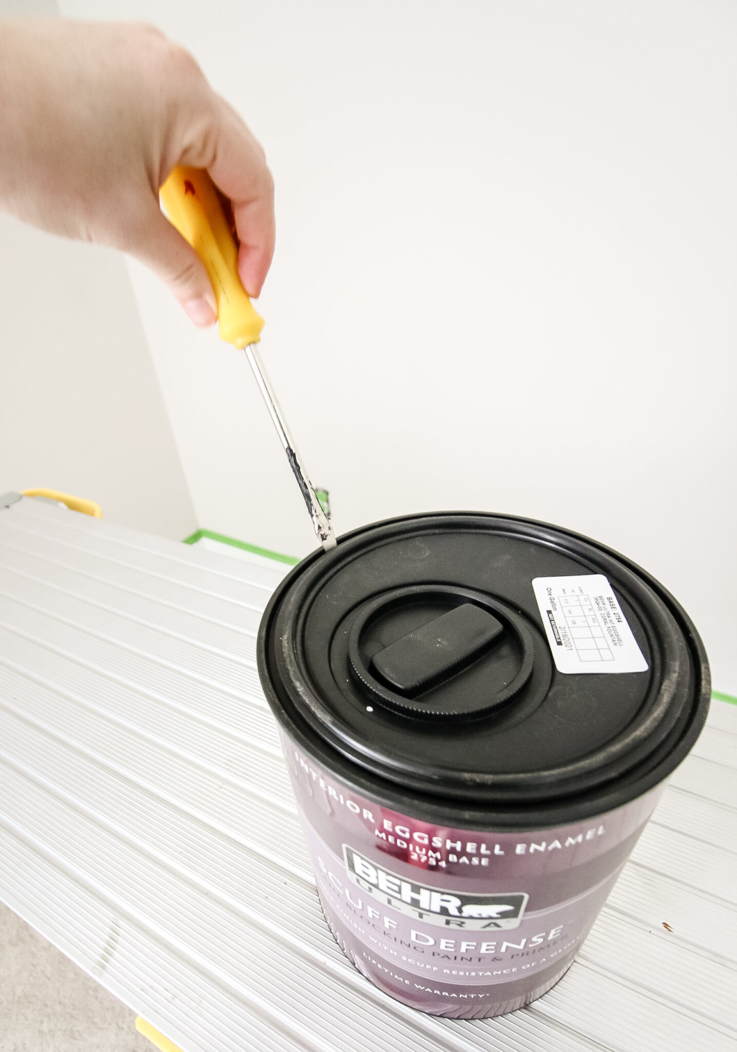 How to open a can of Behr paint with the Simple Pour Lid