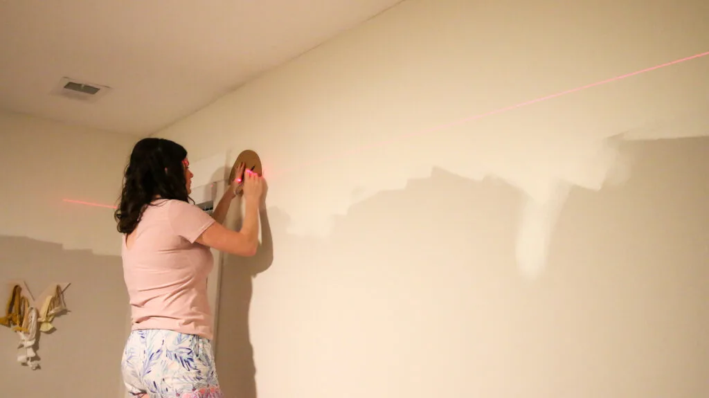how to paint the base coat of a scallop wall 