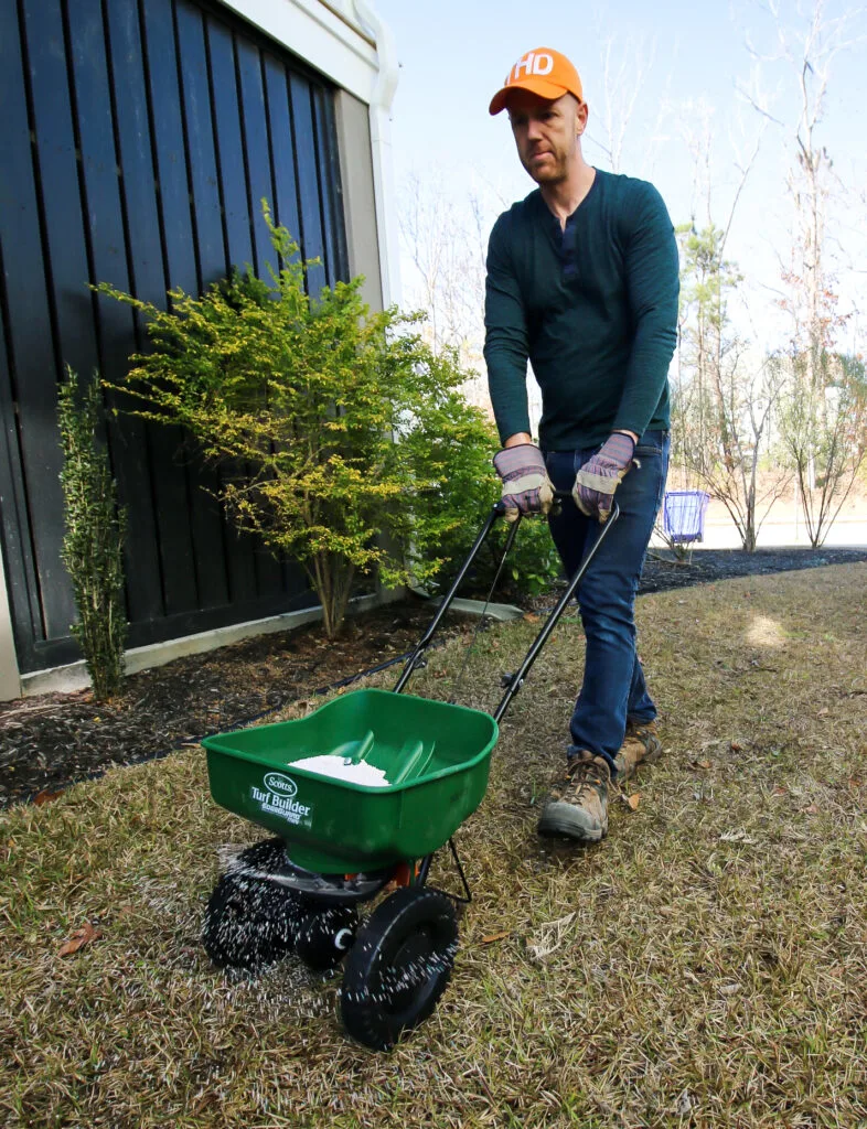 spreading fertilizer with a rolling spreader