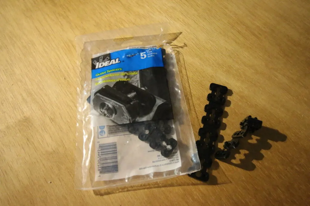 Outlet spacers from packaging