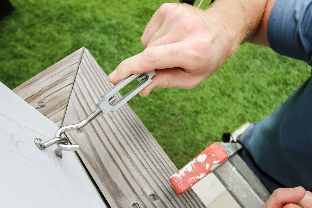 Attaching turnbuckle to main anchor point