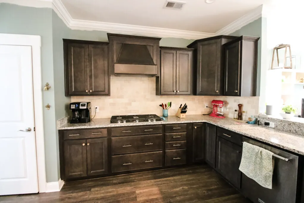 kitchen with travertine backsplash before