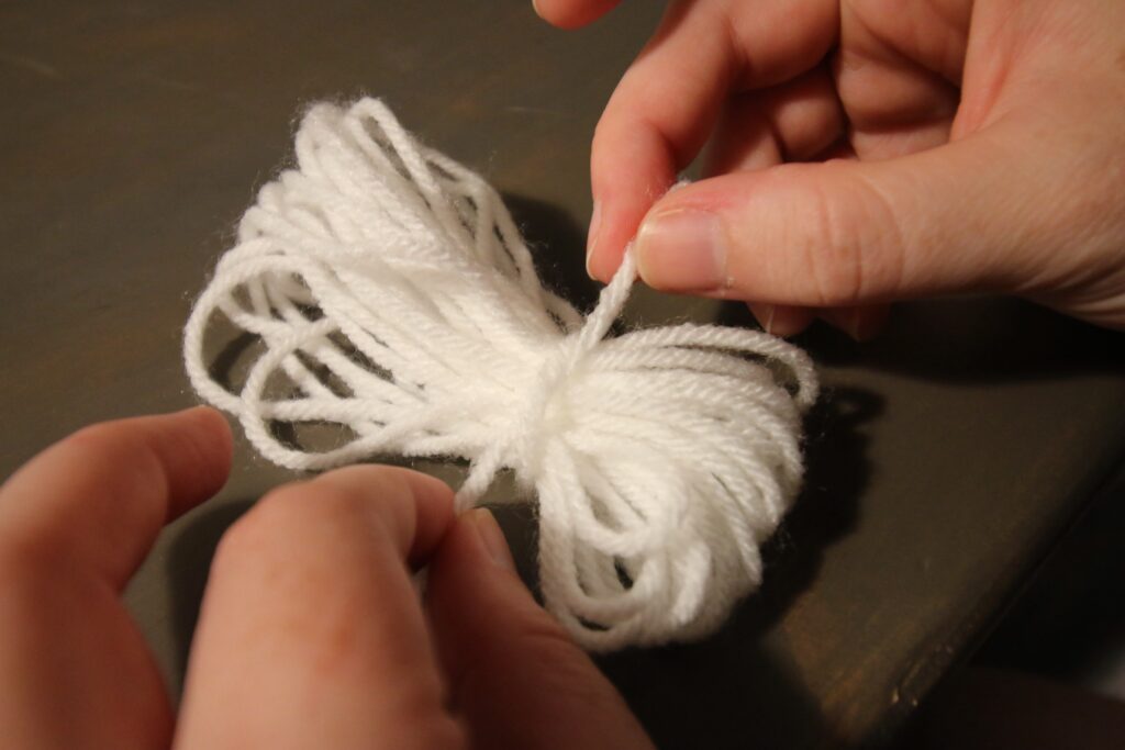 how to tie yarn tassels