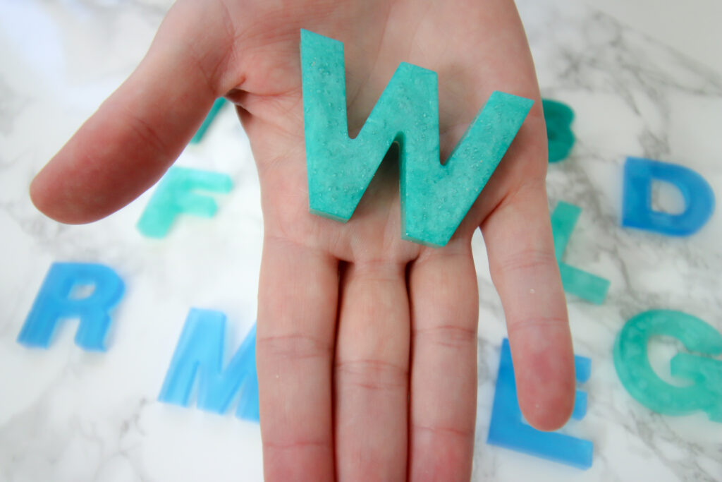 how to make epoxy resin letters