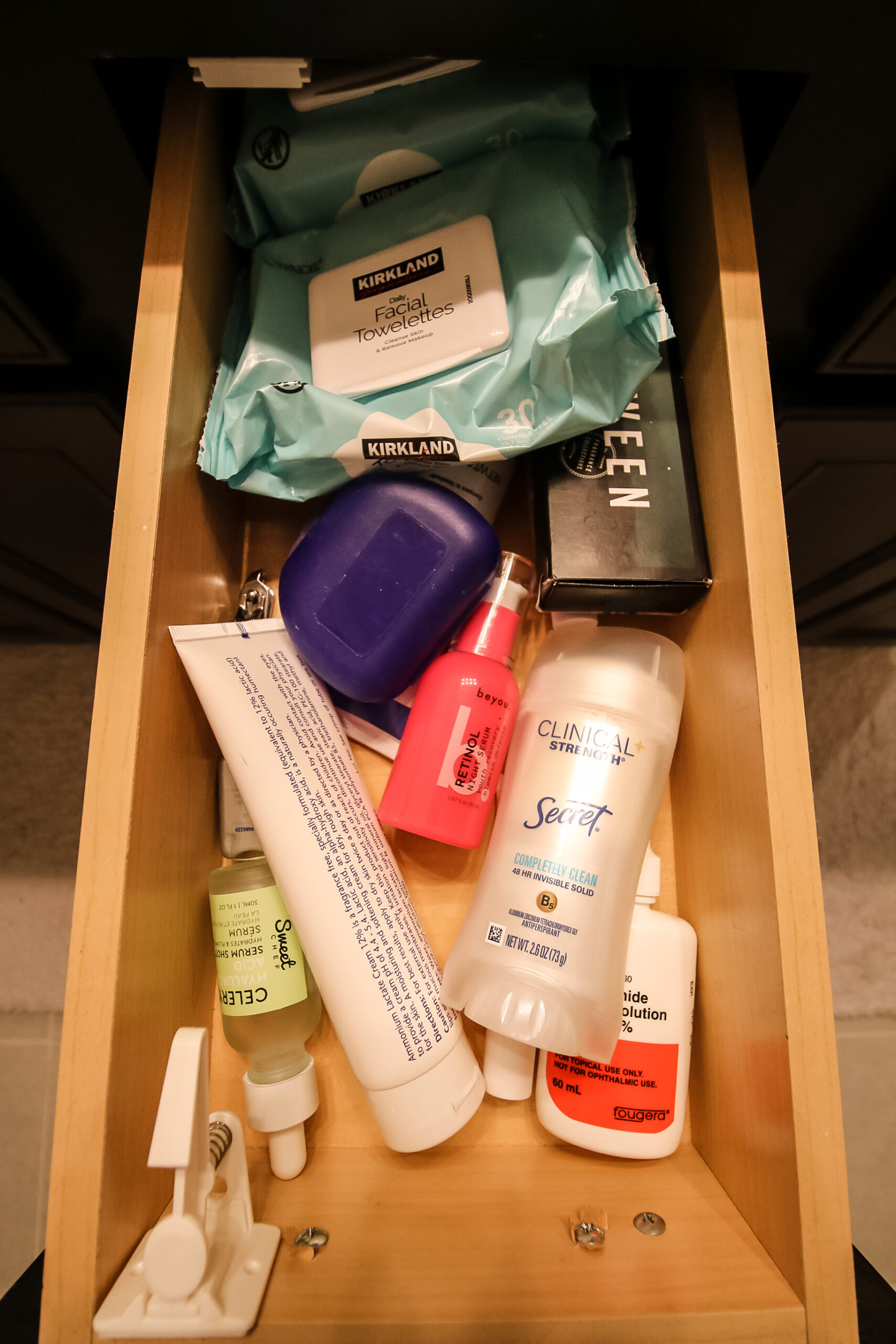 How to organize bathroom drawers