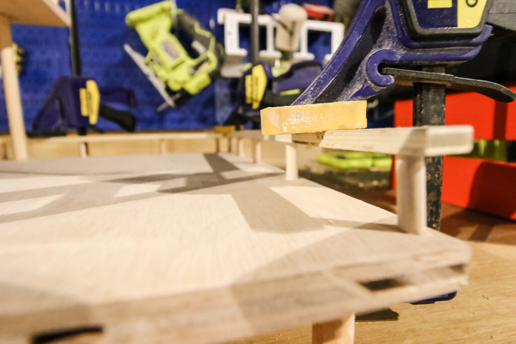 Clamping railings onto wooden toy treehouse platforms