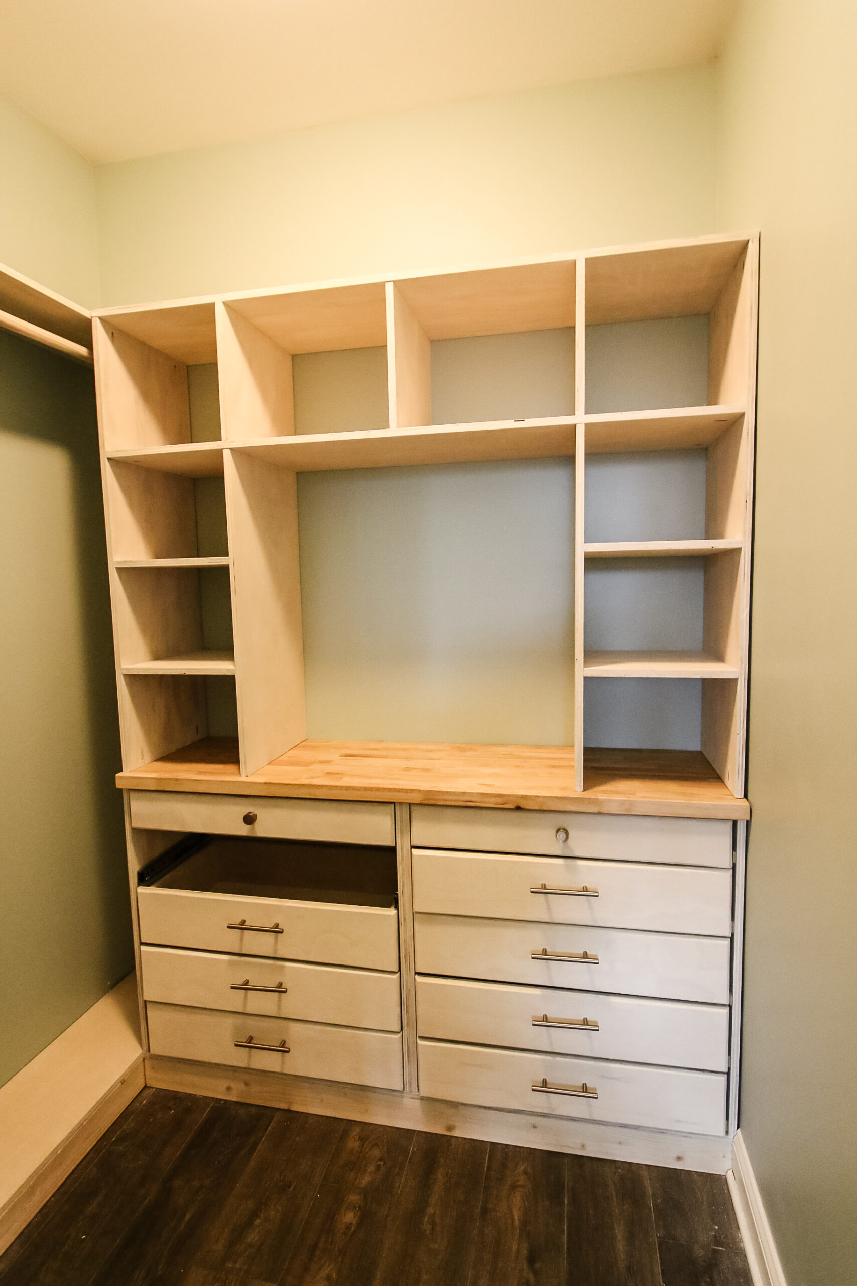 2 Built-In Drawers – Create Room