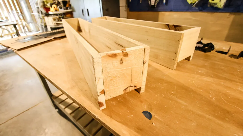 Attaching bottom base to DIY deck rail planter