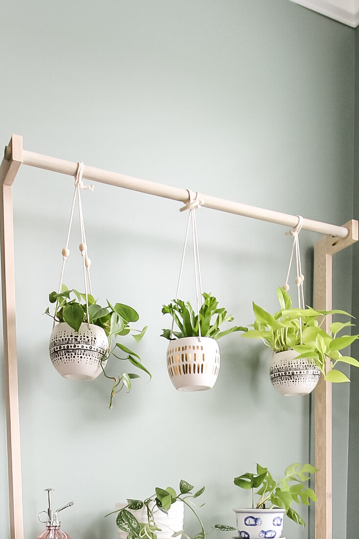 Hanging bar on plant stand