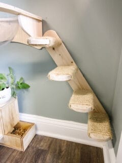 Wall mounted cat stairs