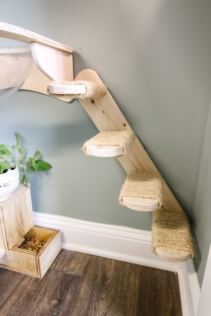 Wall mounted cat stairs