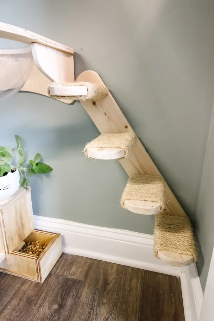 Wall mounted cat stairs