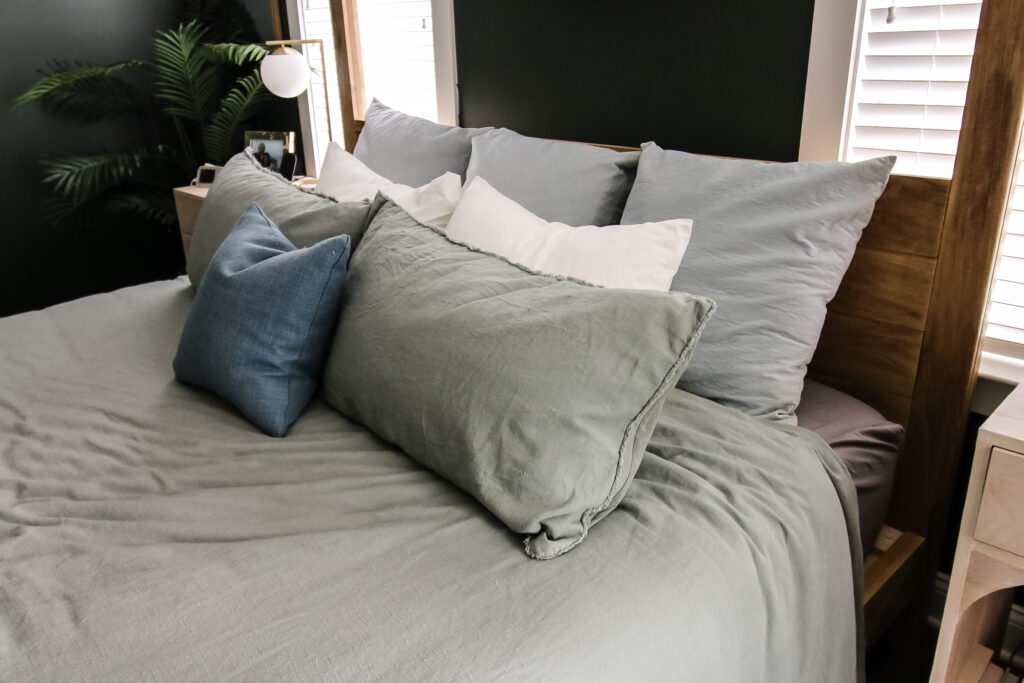 alternative king bed pillow styling