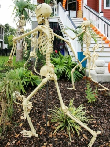 HOW TO POSE SKELETONS IN YOUR YARD