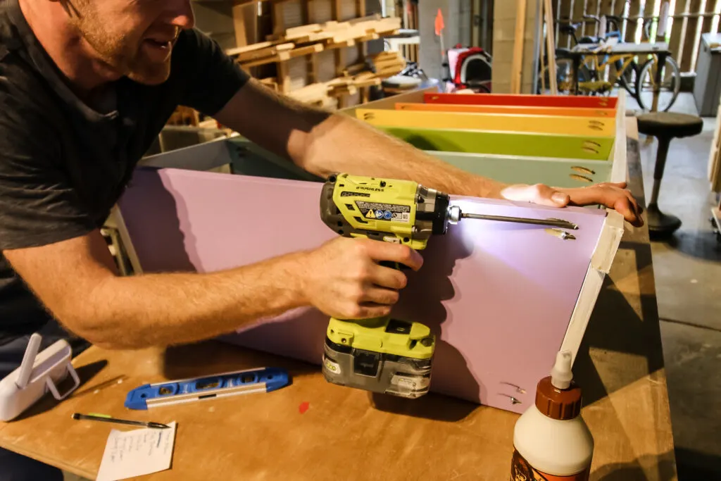 Attaching bottom shelf of ladder shelves