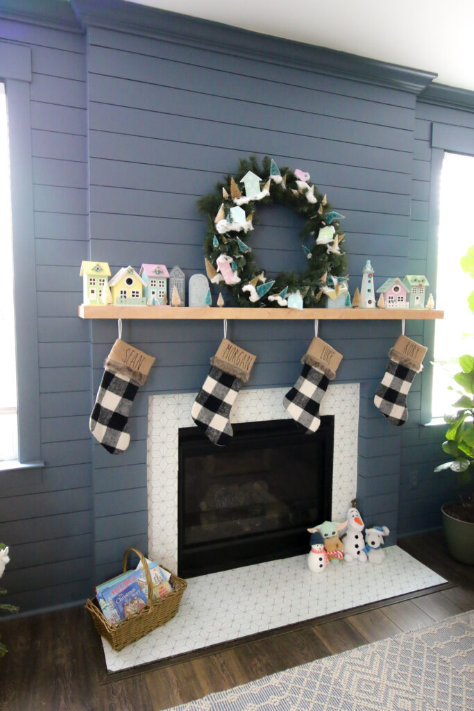 2022 christmas mantel