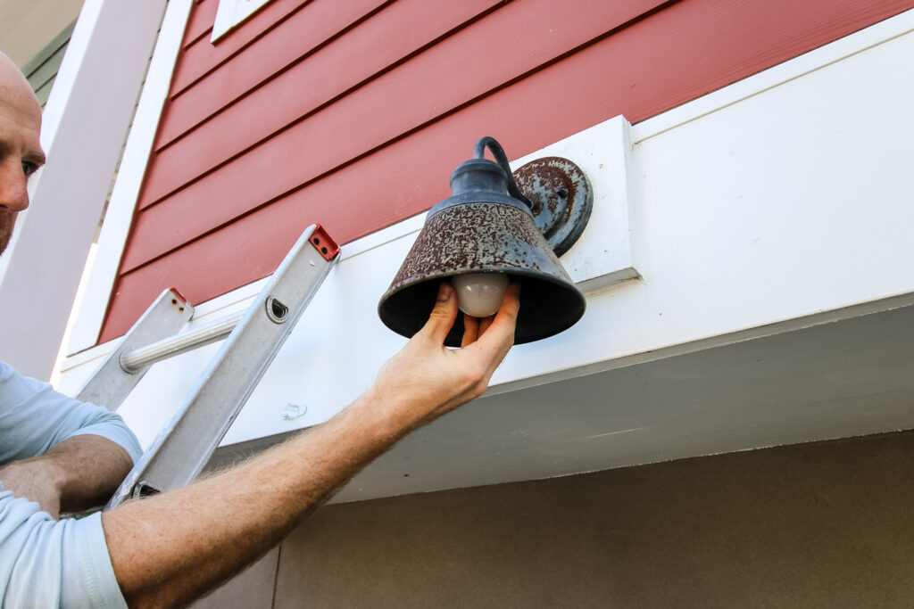 remove light bulb from outdoor light fixture