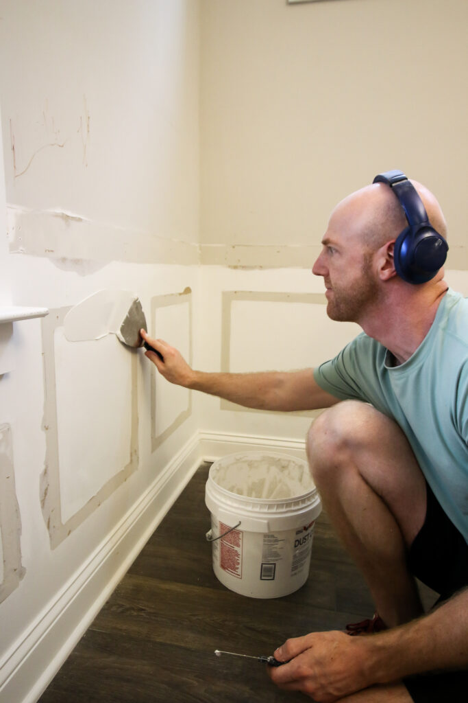 Applying joint compound to wainscoting molding