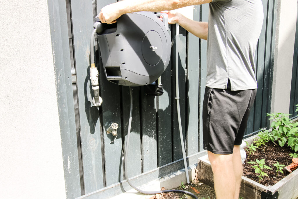 Hanging hoselink reel on mount