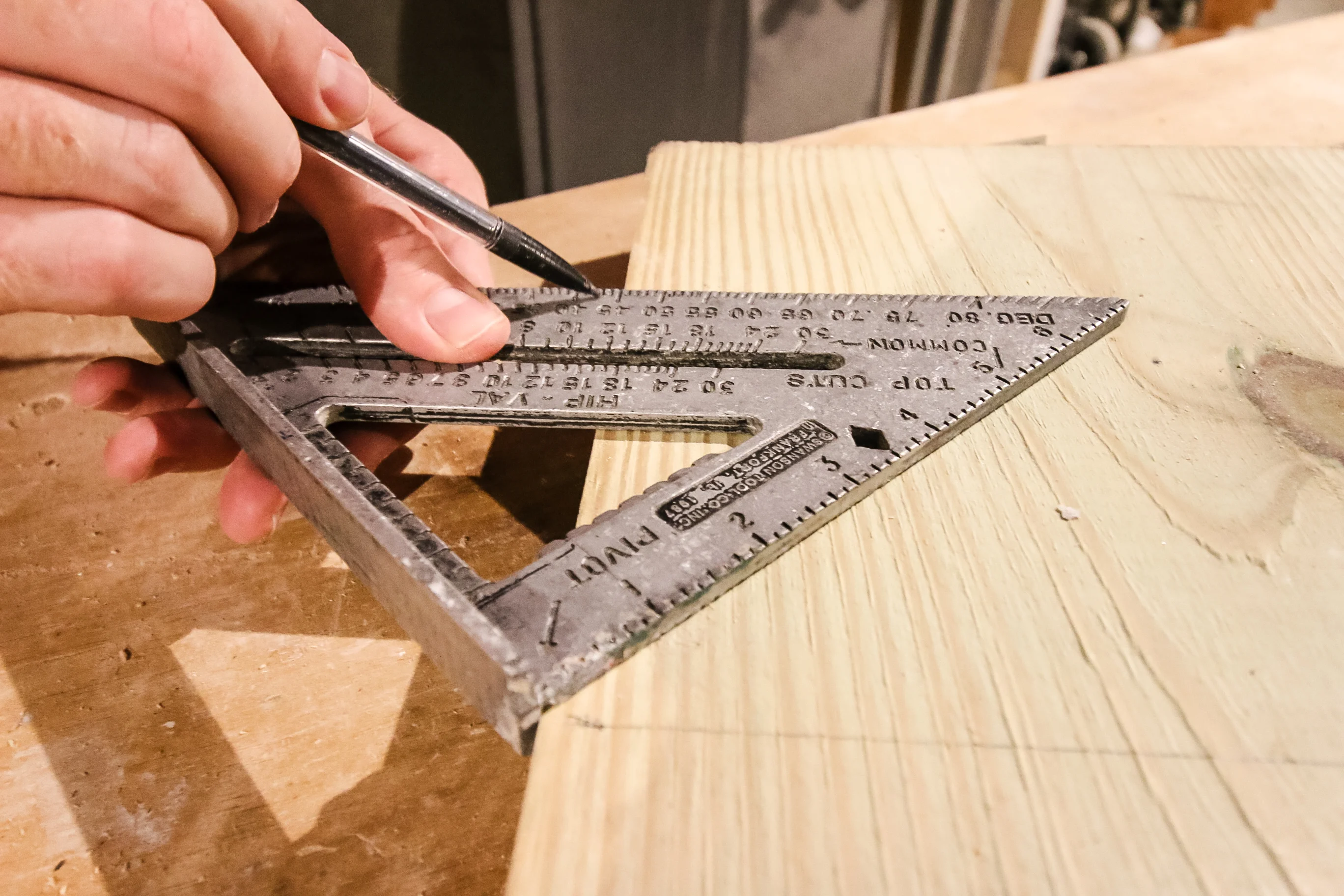 how to measure angles with a speed square