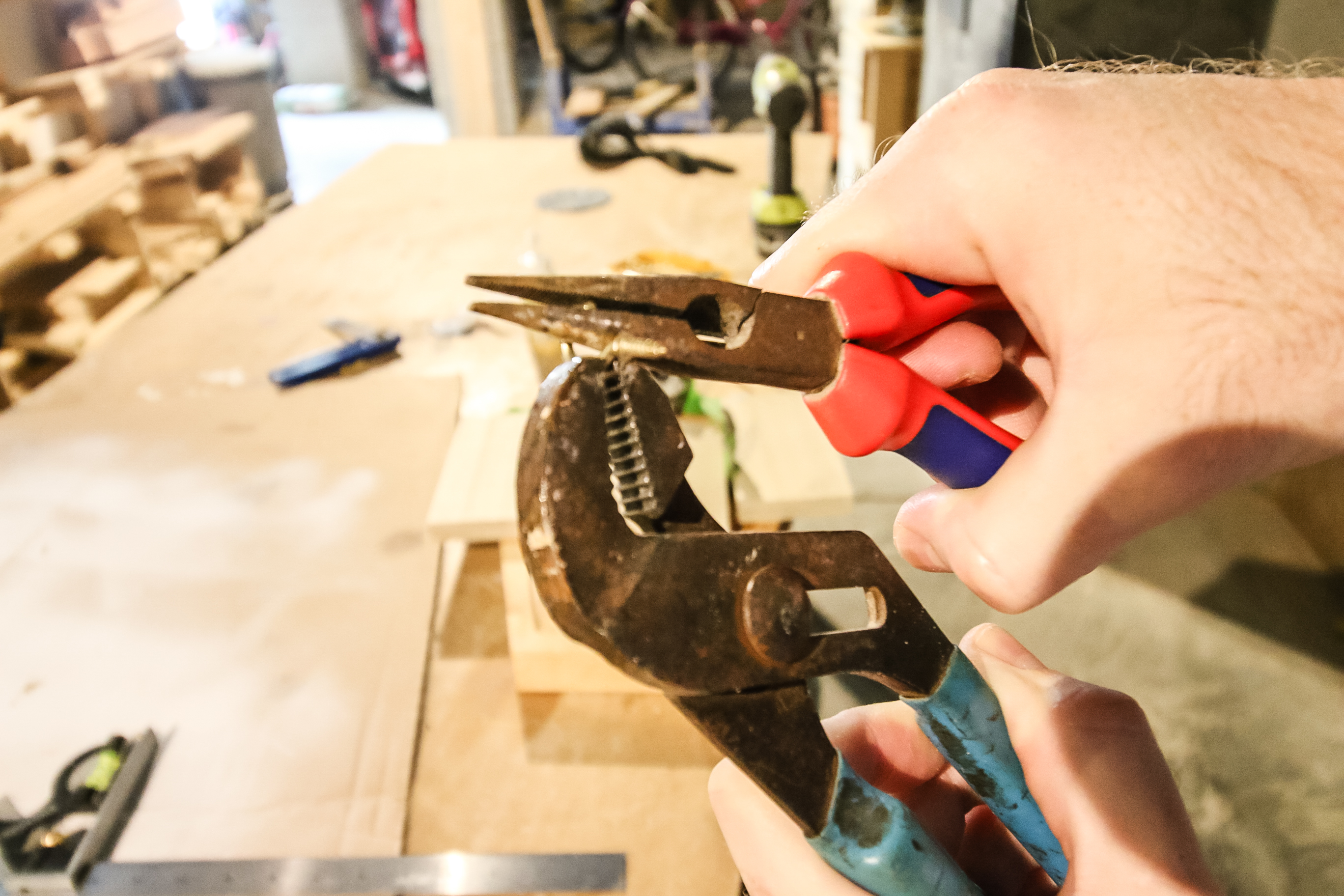 Bending hooks for screws