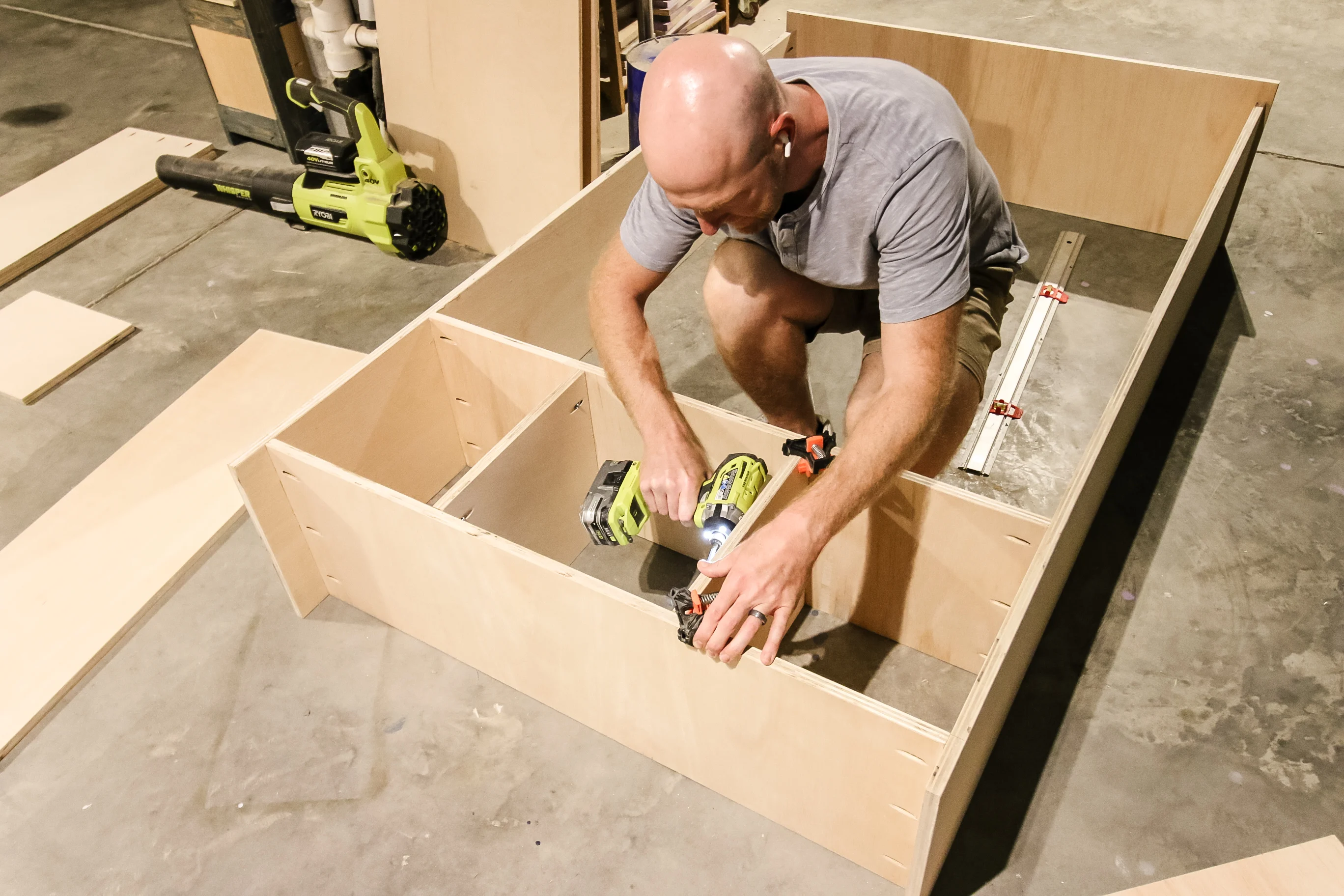 Assembling frame of bookcase