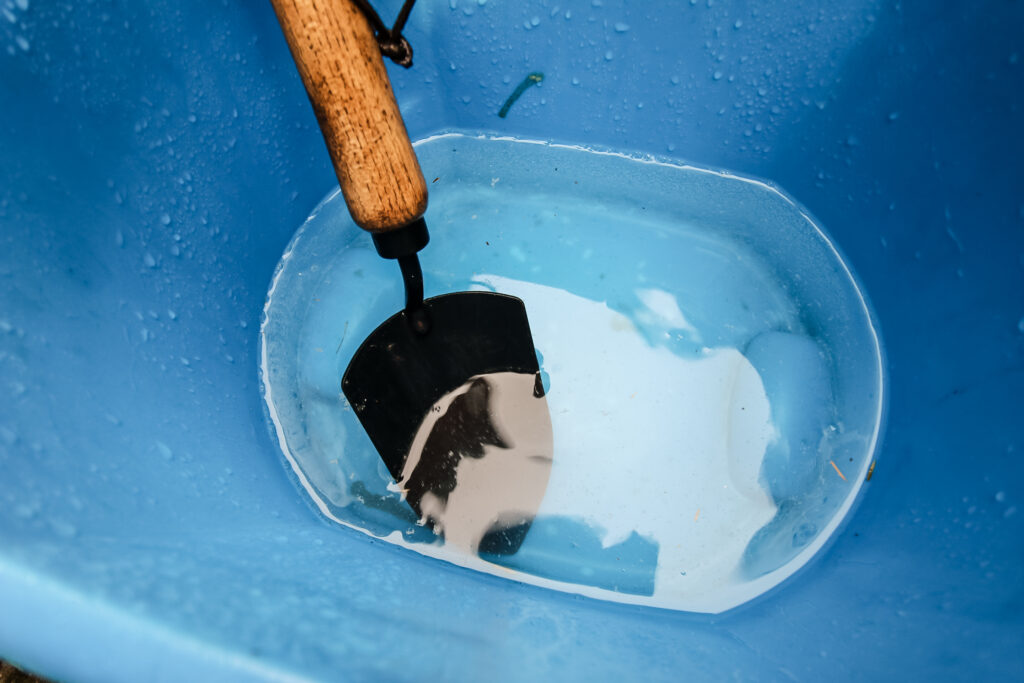 rinsing shovel