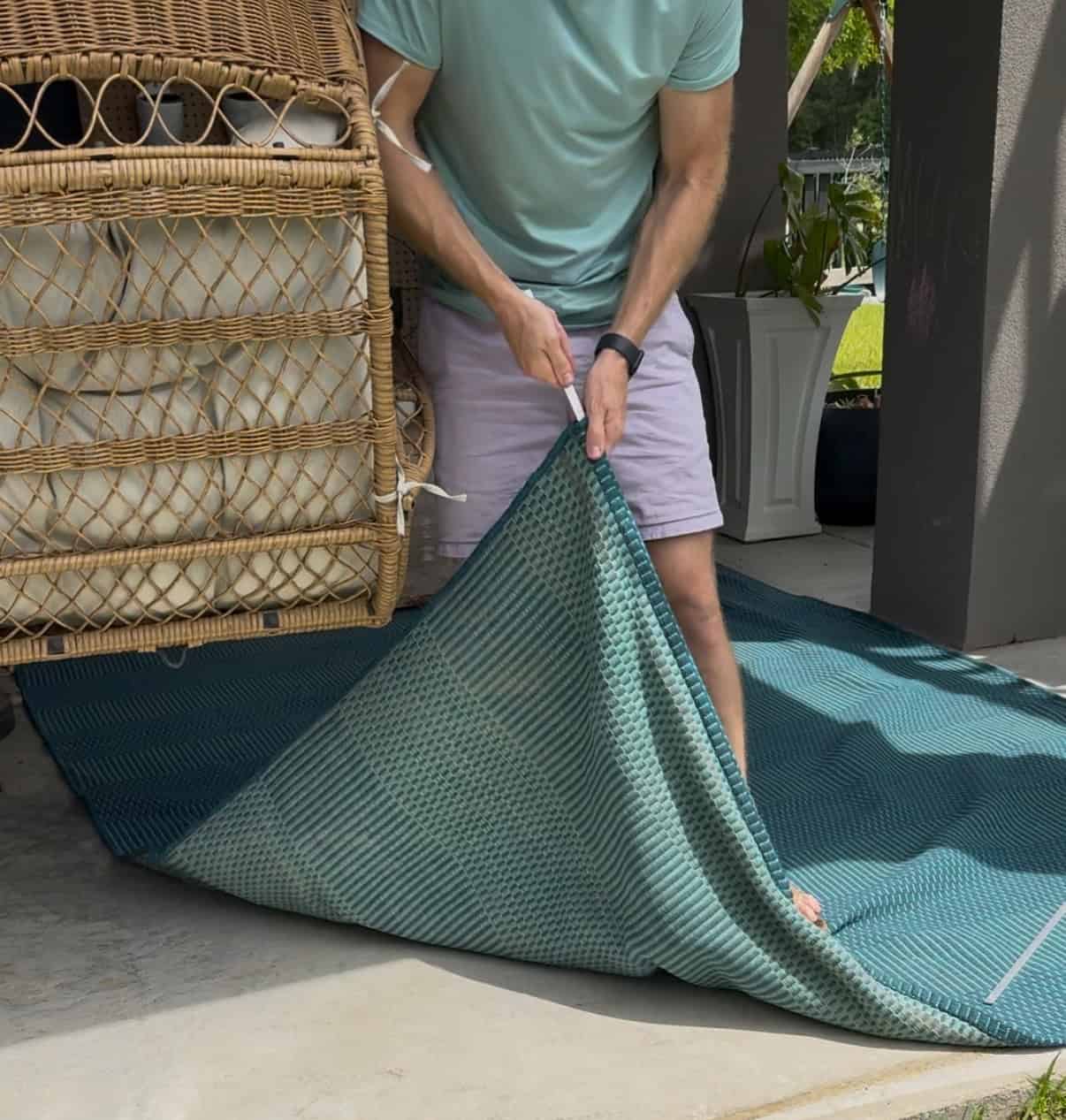 Pushing aluminum bar into seam of rug