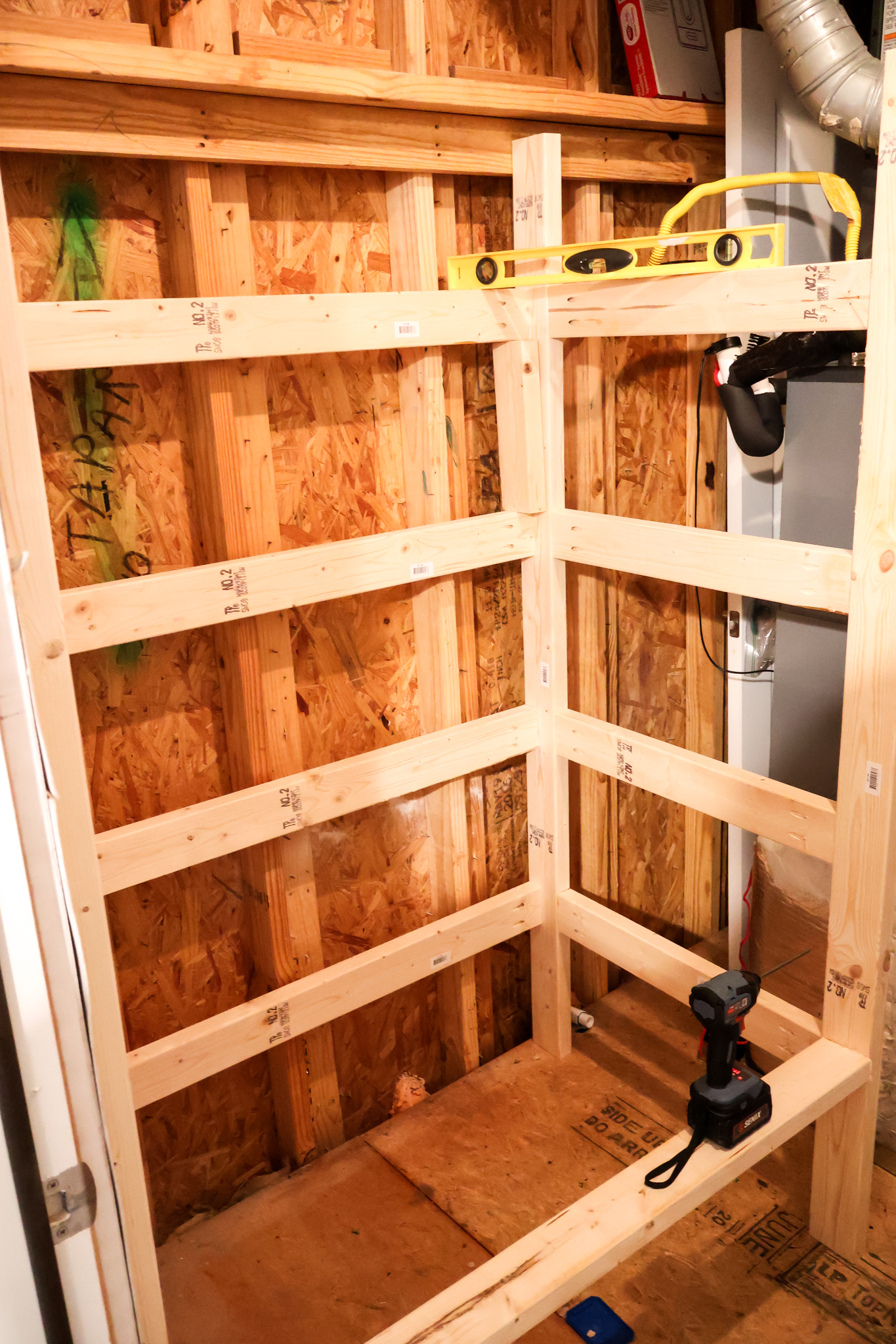 Connecting back braces of shelves