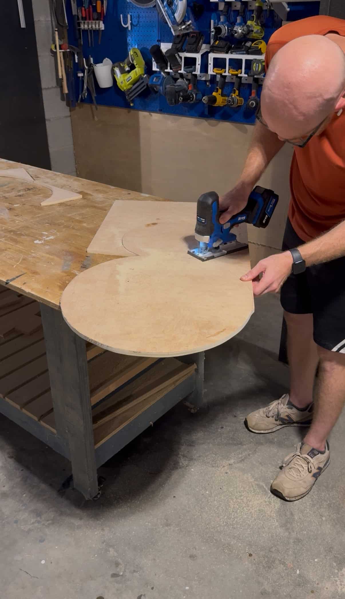 Cutting out circle body of spider
