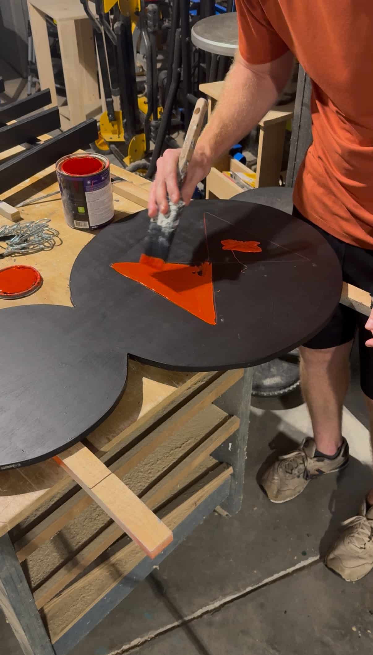 Painting hourglass onto spider body